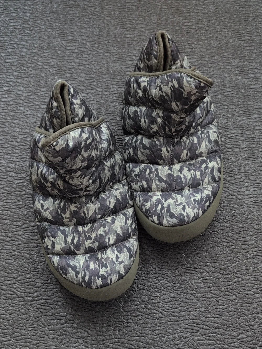 NWOT Camo The North Face Kids Thermoball Traction booties, Slippers, Camp Shoes